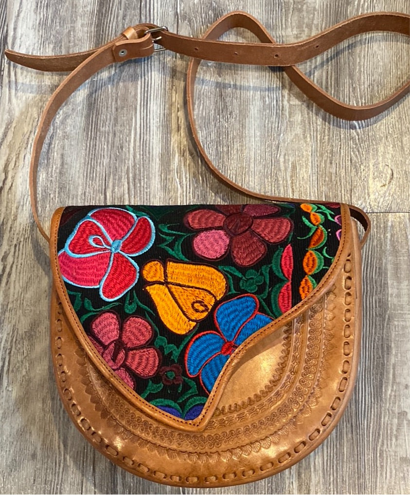Handmade crossbody bag with embroidered flowers / Bolsa cruzada de vaqueta con flores bordadas