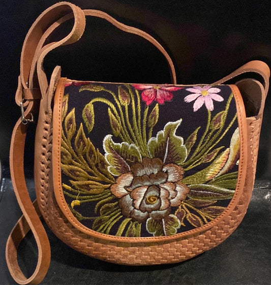 Cow leather bag with embroidered flower / Bolsa vaqueta con flor bordada